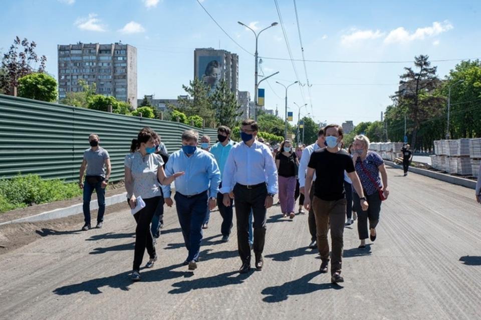 Mariupol’s mayor Vadym Boichenko visits Freedom Square, which was being transformed into a ‘green garden’ of plants before Russia’s invasion (Mariupol City Council)