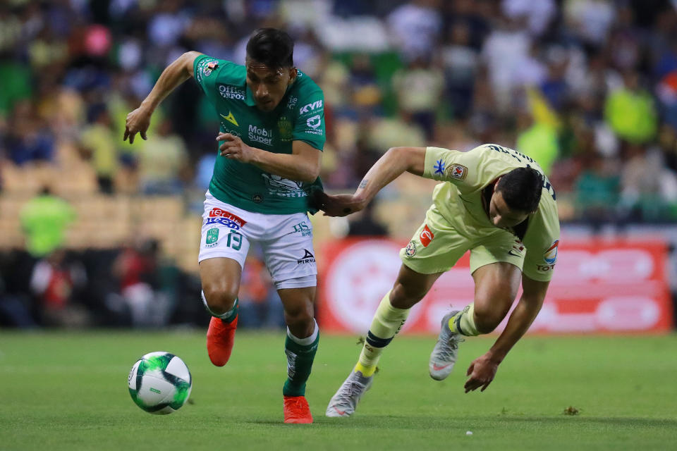 LEON, MEXICO - MAY 19: Angel Mena (L) of Leon struggle for the ball against Jorge Sanchez (R) of America during the semifinals second leg match between Leon and America as part of the Torneo Clausura 2019 Liga MX at Leon Stadium on May 19, 2019 in Leon, Mexico. (Photo by Manuel Velasquez/Getty Images)