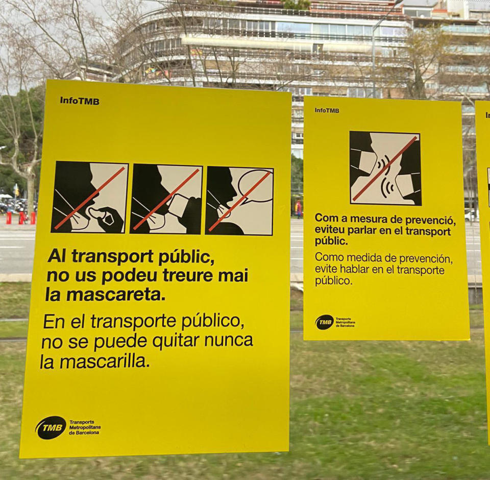 Signs asking passengers to stay silent on public transport in Barcelona. / Credit: Courtesy of Jessica Meynier