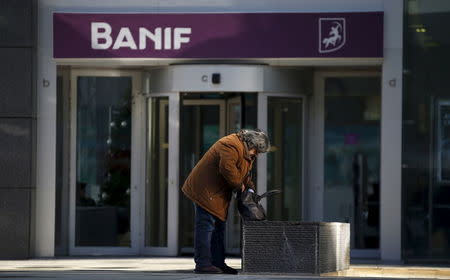 A woman leaves the headquarters of Portuguese bank Banif in Lisbon, Portugal December 21, 2015. REUTERS/Rafael Marchante