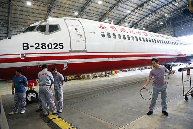 遠東航空5日傳出以虧損為由，向北市勞動局提報大量解雇計畫。（本報資料照片）