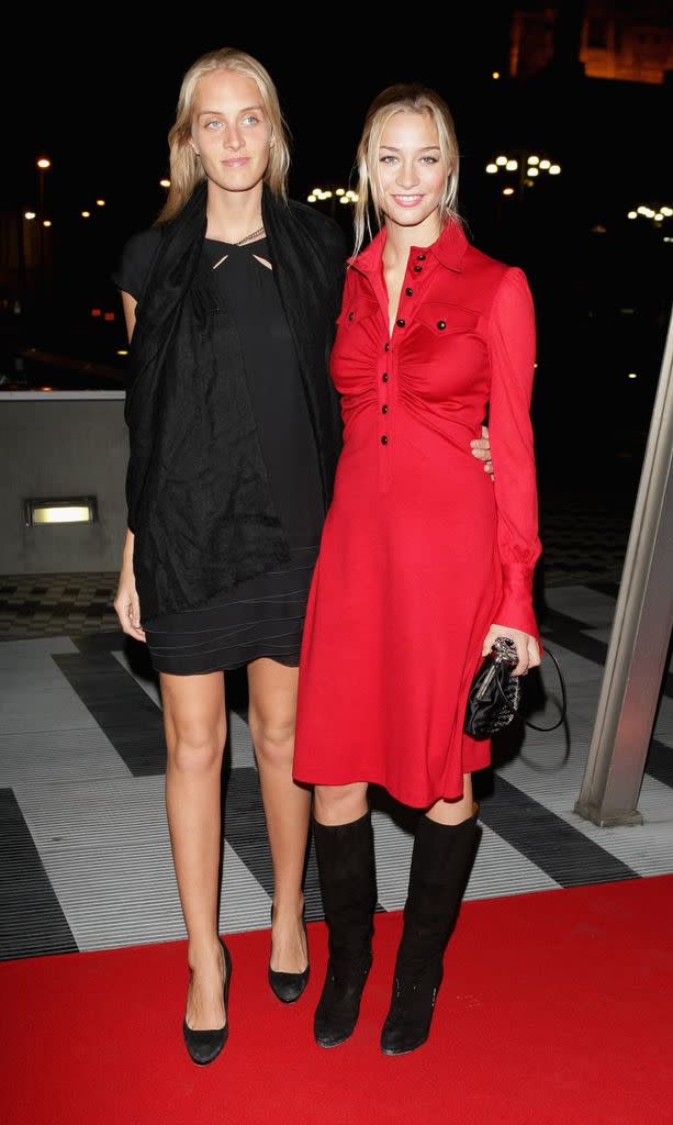 MILÁN, ITALIA - 23 DE SEPTIEMBRE: Matilde y Beatrice Borromeo asisten a la exposición inaugural de Vivienne Westwood celebrada en la Torre Pirelli como parte de la Semana de la Moda de Milán Primavera Verano 2008 el 23 de septiembre de 2007 en Milán, Italia.  (Foto de Daniele Venturelli/WireImage) 