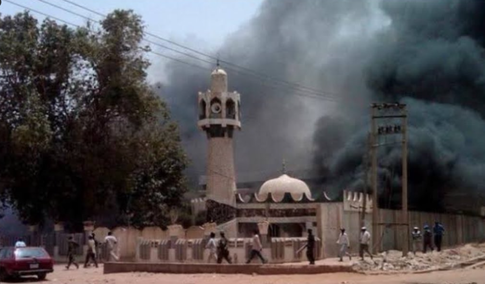 15日，奈及利亞一名男子在清真寺縱火，造成至少11人死亡，數十人受傷。（圖／翻攝自X）
