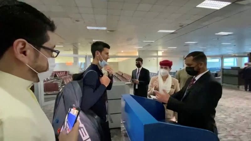 El tenista serbio Novak Djokovic se acerca a la puerta para abordar un vuelo hacia Belgrado en el Aeropuerto de Dubái, después de que una corte federal australiana ratificó la decisión del gobierno de cancelar su visa para jugar el Abierto de Australia, en Dubái