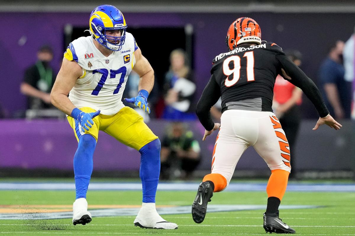 Andrew Whitworth, Trey Hendrickson exchange words during Super Bowl