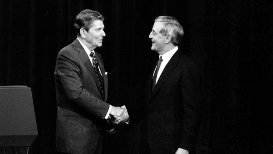 時任總統雷根(左)和民主黨對手孟代爾(右)1984年舉行總統大選辯論。美聯社資料照片