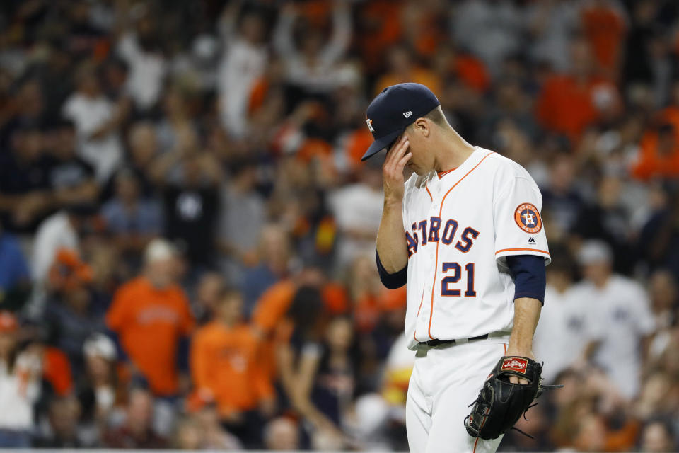 Zack Greinke, abridor de los Astros de Houston, se lleva una mano al rostro luego de permitir un jonrón de Giancarlo Stanton, de los Yanquis de Nueva York, en el primer juego de la Serie de Campeonato de la Liga Americana, el sábado 12 de octubre de 2019 (AP Foto/Matt Slocum)