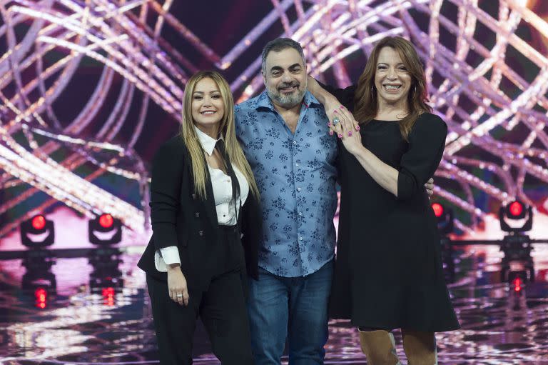 Karina, Moldavsky y Lizy serán los encargados de seguir las pistas y adivinar quiénes se esconden debajo de los trajes. A este equipo de lujo, se suma Wanda Nara, quien por compromisos laborales de su marido no pudo ser parte de la presentación