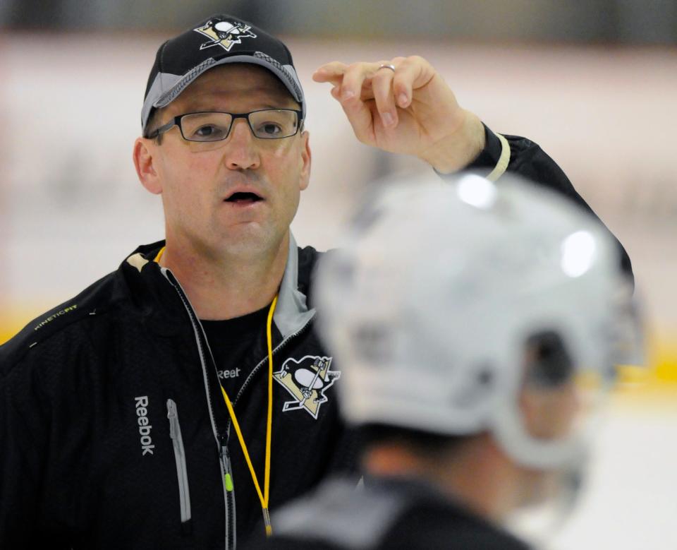 Dan Bylsma, shown here as coach of the Pittsburgh Penguins in 2013, has been named the head coach of the Coachella Valley Firebirds.