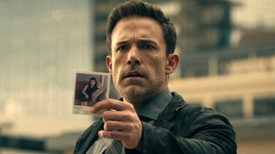  Ben Affeck as Danny Rourke in Hypnotic, holding a polaroid photo of a missing girl 