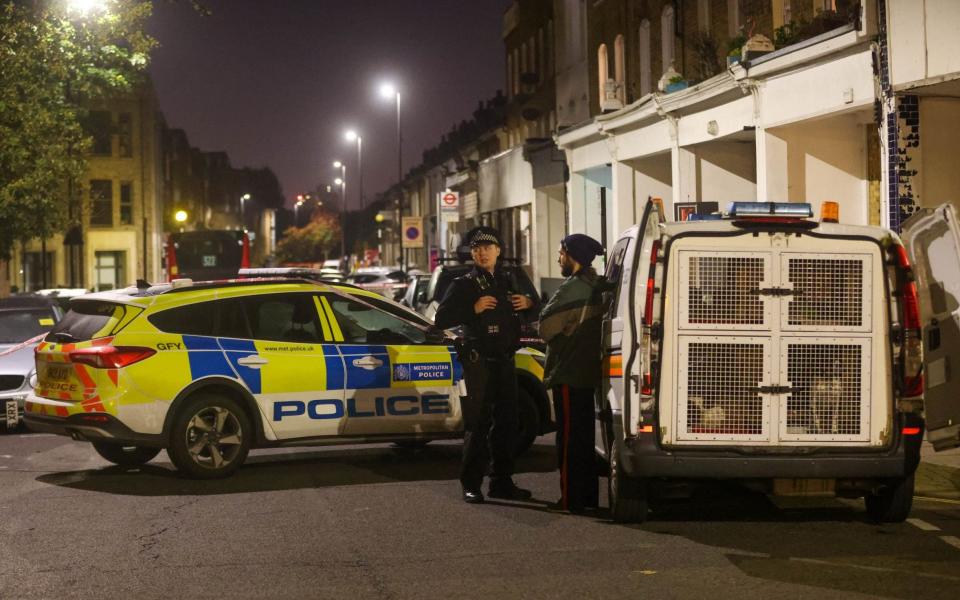 Policía en la escena en Brixton - UkNewsinPictures