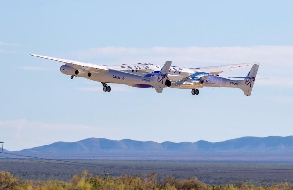 維珍銀河公司2023.8.10首次載著觀光客上太空進行商業飛行。美聯社