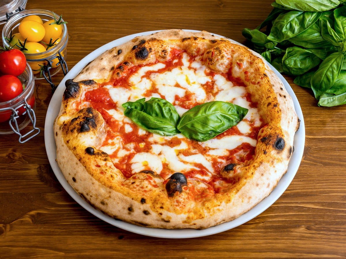 Según un nuevo libro, la primera vez que se le puso salsa de tomate a la pizza fue en Estados Unidos durante el siglo XIX  (Getty)