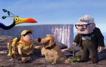 <p>Es el breve capítulo inicial de <em>Up </em>que todo el mundo recuerda mejor, y con razón: incluso Pixar y el director Pete Docter volvieron a su modelo para su posterior película<em> Inside Out</em>. En esos pocos minutos recorremos la vida de Carl, ya anciano, un viudo que una vez soñó con ser explorador antes de que el trabajo y la familia, el amor y la tragedia, se impusieran. Pocas veces la animación popular ha mostrado una sensibilidad tan aguda.</p><p>A partir de ahí, volvemos a la actualidad cuando Carl decide responder a las autoridades que intentan expulsarle de su propiedad atando mil globos a su casa y saliendo a flote, con su casa, para encontrar las cascadas de Sudamérica que él y su mujer siempre habían soñado visitar. El resto de la película es ingeniosa, rápida y visualmente extravagante, aunque no llegue a las alturas imaginativas de lo mejor de Pixar (no vamos a hacer spoiler).</p>