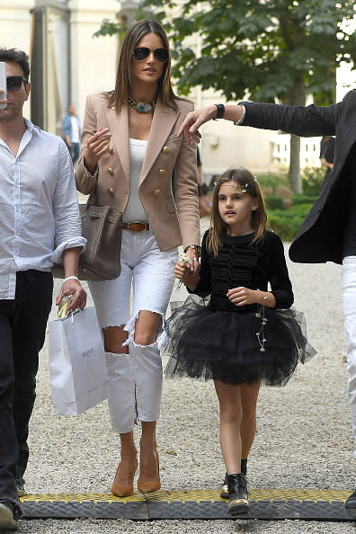 Alessandra Ambrosio et sa fille Anja Mazur, chicissimes pour assister à la dernière Fashion Week parisienne.