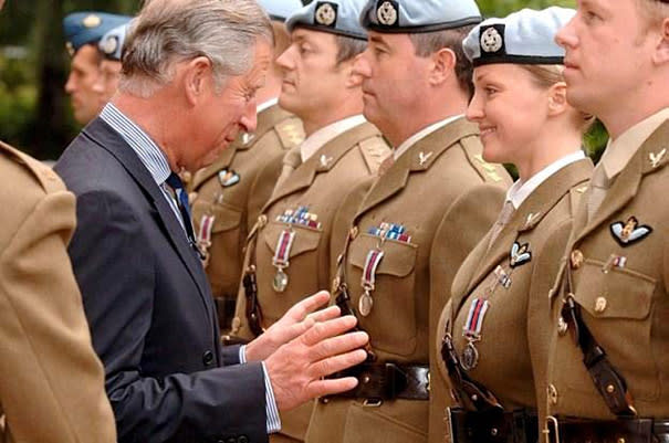 Mais que veux faire le Prince Charles avec ses mains ? Source : perfectlytimedphotos.com