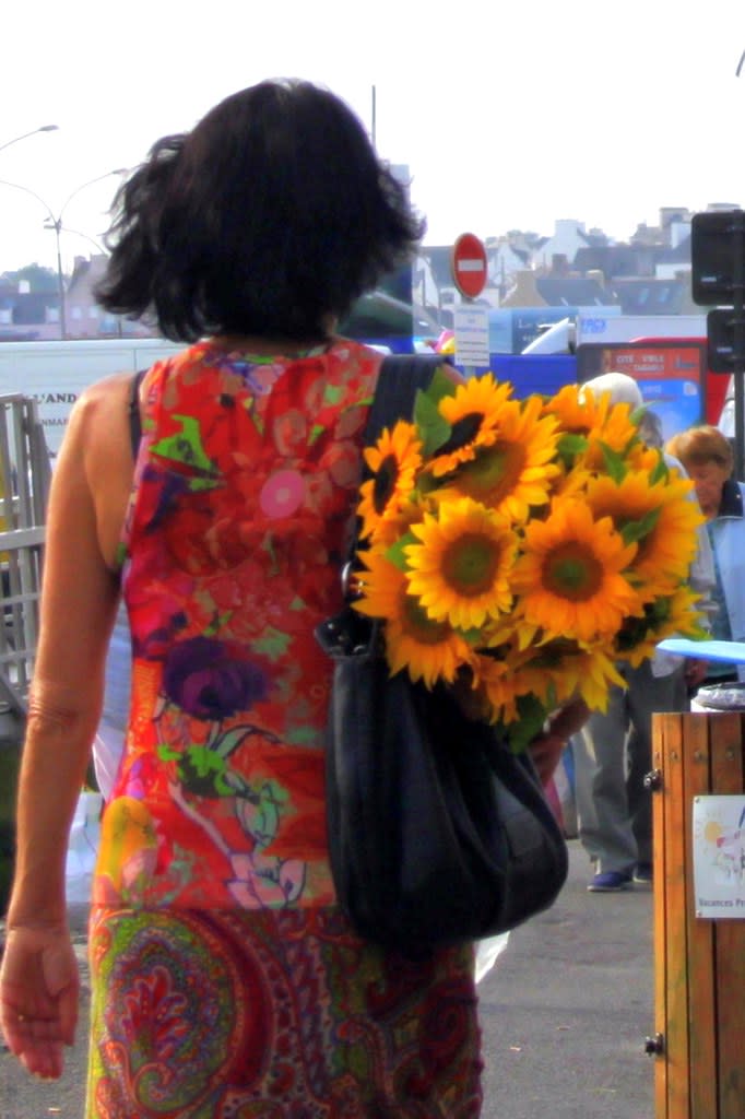 Audierne - Carrying home the flowers from market