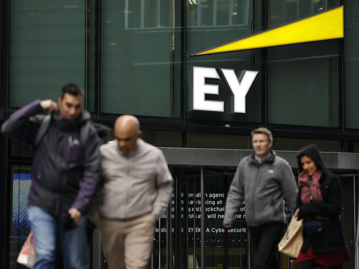 'Big Four' salaries: How much accountants and consultants make at Deloitte, PwC, KPMG, and EY