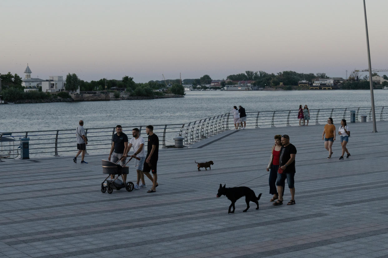 Vista desde Plauru, Rumanía, de Izmaíl, un puerto de carga situado al otro lado del río Danubio, en Ucrania, el 5 de agosto de 2023. (Andreea Campeanu/The New York Times)