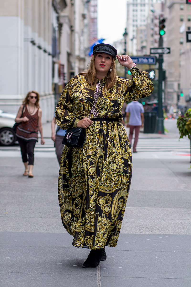 <p>Verena Prechtl trägt ein Versace-inspiriertes Kleid, eine Gucci-Handtasche und eine Ballonmütze. (Foto: Harald Austad) </p>