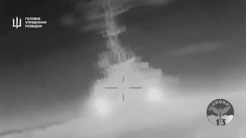 Das ukrainische Militär veröffentlichte Bilder, die offenbar einen erfolgreichen Angriff auf das russische Militärschiff zeigen.