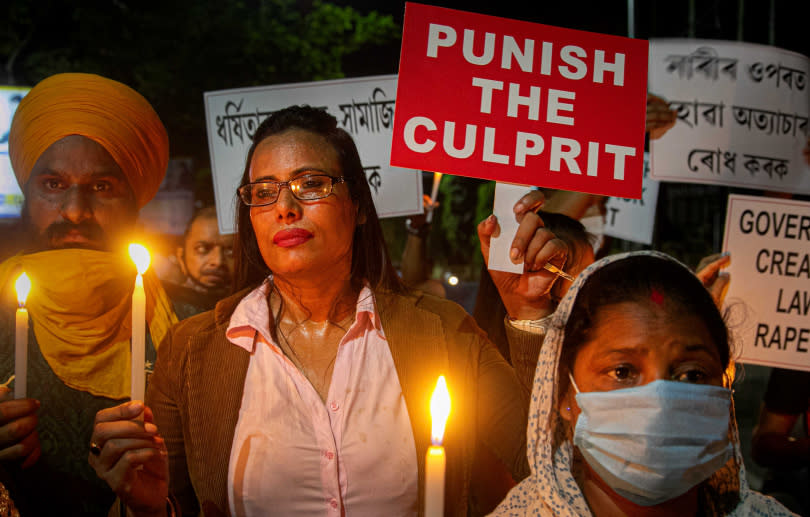 印度新德里民眾舉行燭光晚會，悼念疑被強姦和謀殺的9歲女童。（圖／達志／美聯社）