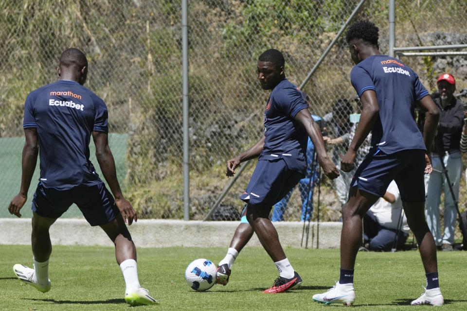 El volante ecuatoriano Moisés Caicedo domina el balón durante un entrenamiento previo al partido contra Uruguay en las eliminatorias del Mundial, el lunes 11 de septiembre de 2023, en Quito. (AP Foto/Dolores Ochoa)