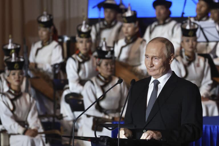 El presidente ruso, Vladímir Putin, habla durante un acto con motivo del 85 aniversario de la victoria conjunta de las fuerzas armadas soviéticas y mongolas sobre los militaristas japoneses en el río Khalkhin Gol.