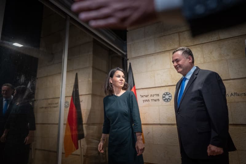 Israel's Foreign Minister Israel Katz, welcomes German Foreign Minister Annalena Baerbock (L), at the start of her trip to the Middle East. Her first stop will be talks in Israel on the situation in Gaza, the situation in the West Bank and the tense situation on the Israeli-Lebanese border. Michael Kappeler/dpa