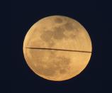 <p>‘Super blue blood moon’ rises over in Ankara province of Turkey on Jan.31, 2018. (Photo: Murat Kaynak/Anadolu Agency/Getty Images) </p>