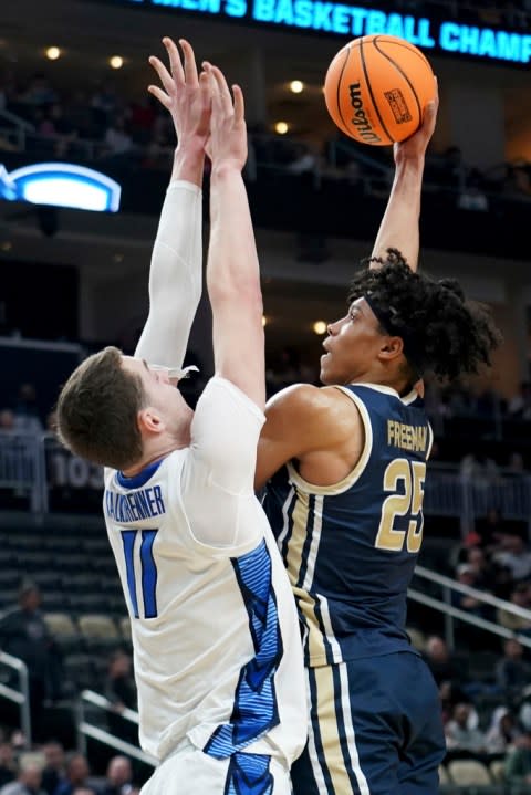 Akron’s Enrique Freeman shoots against Creighton’s Ryan Kalkbrenner during the first half of a college basketball game in the first round of the NCAA men’s tournament Thursday, March 21, 2024, in Pittsburgh. (AP Photo/Matt Freed)