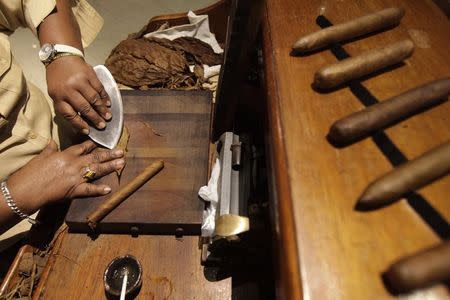 Staff member Maria Regla, 60, rolls cigars at a hotel in Havana December 19, 2014. REUTERS/Enrique De La Osa