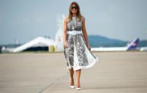 <p>Melania Trump ha usado en dos ocasiones este vestido estampado gris y blanco de Jil Sander. Aquí, en una reciente visita a Nashville, lo acompañó de un grueso cinturón blanco y tacones Christian Louboutin. El vestido tiene un costo de más de 1.500 dólares y está agotado en la página de la marca.<br>Foto: AP </p>