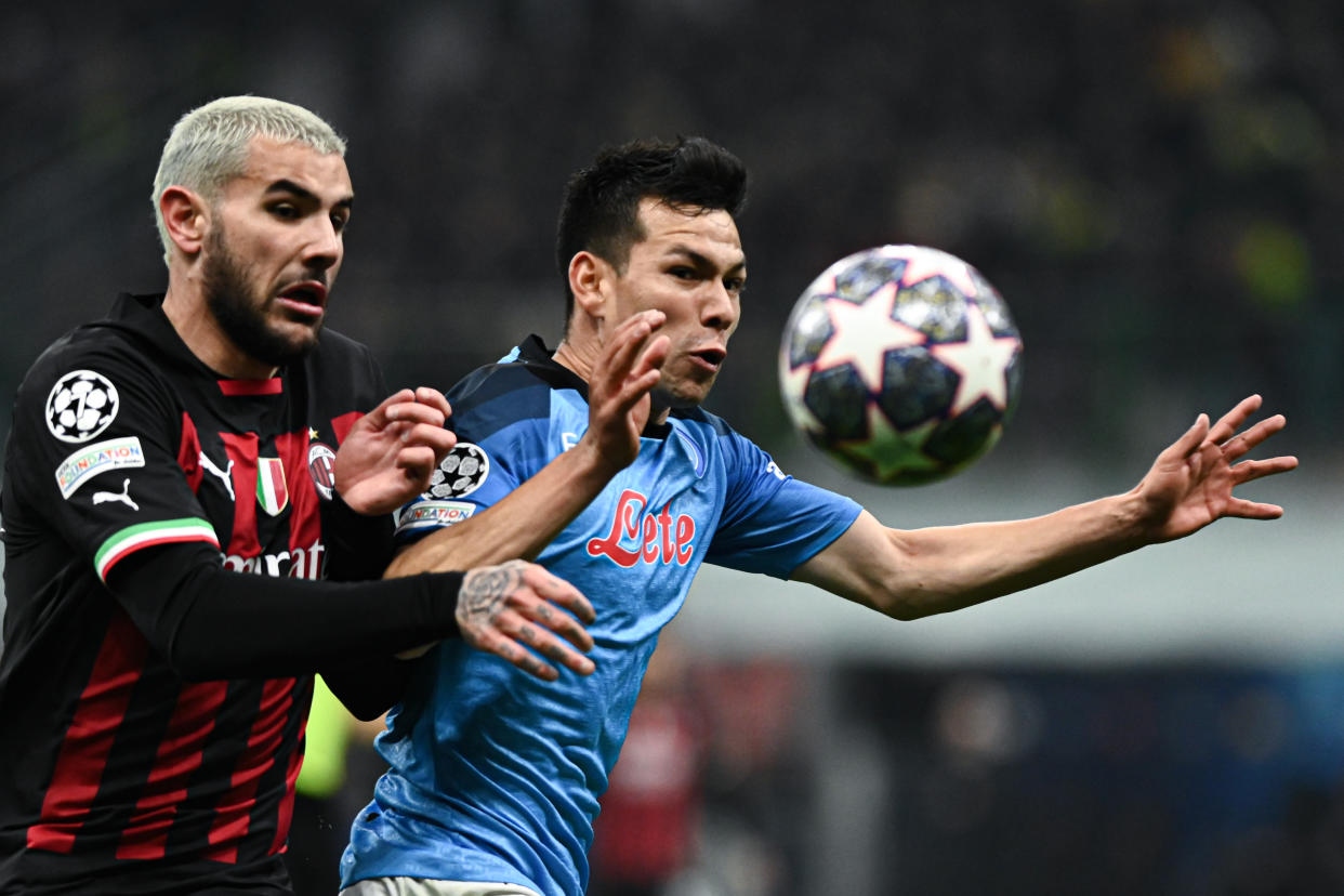 Hirving Lozano disputa un balón con Theo Hernández en el Milan-Napoli de la Champions League. (Piero Cruciatti/Anadolu Agency via Getty Images)