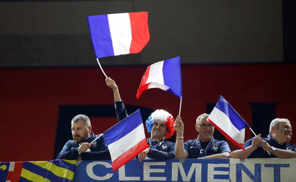 Les Irrésistibles Français ont fait le long déplacement en Albanie. Le célèbre Clément d'Antibes également. Au total, ce sont 370 supporters français qui ont fait le voyage jusqu'à Tirana. Bravo à eux ! (crédit Reuters)