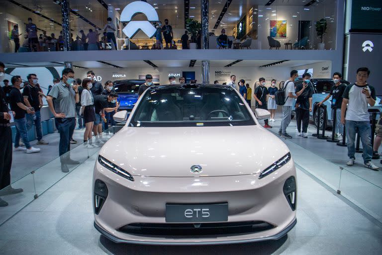 La automotriz china Nio está a la vanguardia de una verdadera revolución en la industria: ese objeto arquetípico del hardware tiene que ver cada vez más con el software. Los vehículos inmutables que después de salir de fábrica siguen siendo siempre iguales se están convirtiendo en plataformas dinámicas para aplicaciones y funciones que se pueden actualizar “por aire”. Y en lugar de deteriorarse con el tiempo, estos “vehículos definidos por su software” pueden actualizarse con el paso de los años.