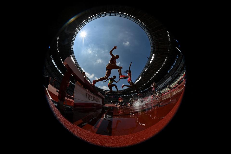 <p>Athletes compete in the women's 3000m steeplechase heats during the Tokyo 2020 Olympic Games at the Olympic Stadium in Tokyo on August 1, 2021. (Photo by Ben STANSALL / AFP)</p> 