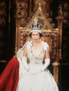<p>Sa Majesté, lors de l’ouverture du Parlement en 1967, porte une magnifique robe blanche ainsi que sa cape de couronnement. Photo : Getty Images) </p>