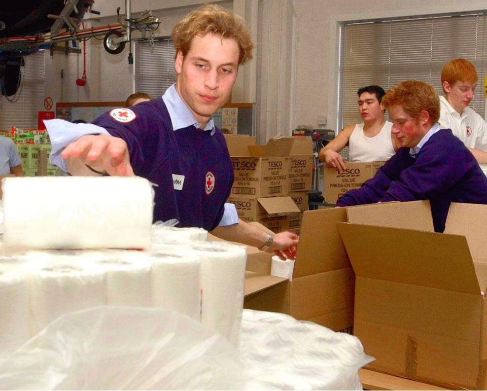 <p>En esta fotografía de enero de 2005, los hijos de Carlos y Diana aparecen trabajando como voluntarios de la Cruz Roja empaquetando alimentos y otros productos para enviarlos a los afectados por el terremoto del océano Índico que había tenido lugar un mes antes. (Foto: Gtres). </p>