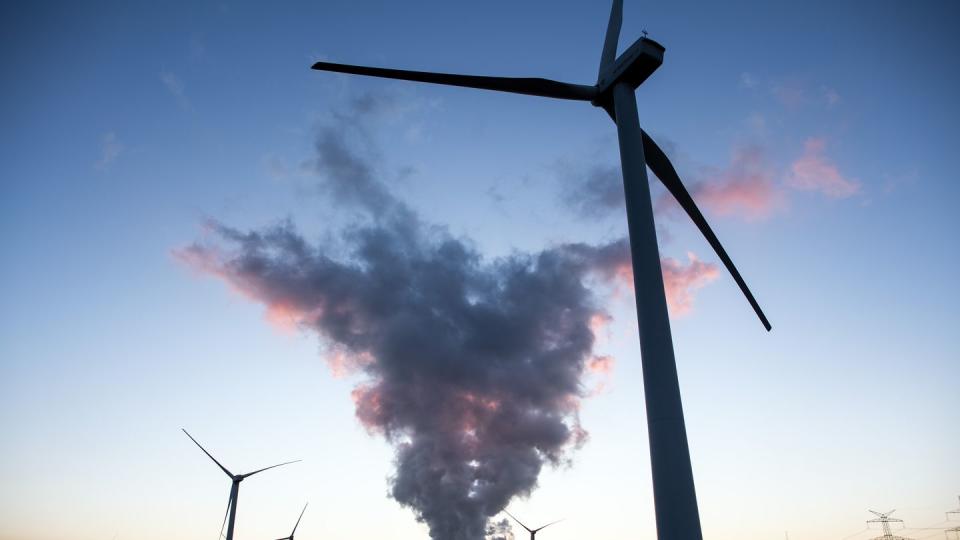 Windräder vor dem Braunkohlekraftwerk Niederaussem.