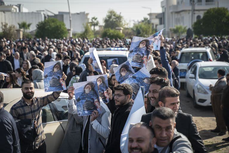 La gente sostiene fotos de un niño muerto en los ataques iraníes en la casa de Peshraw Dizayi durante una protesta frente a la oficina de la U.N. en Irbil, Irak, martes, Jan. 16, 202
 (AP Photo/Julia Zimmermann/Metrography)