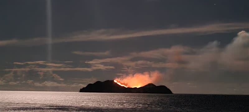 小蘭嶼島上火勢猛烈，照亮海上夜空。（圖／民眾提供）