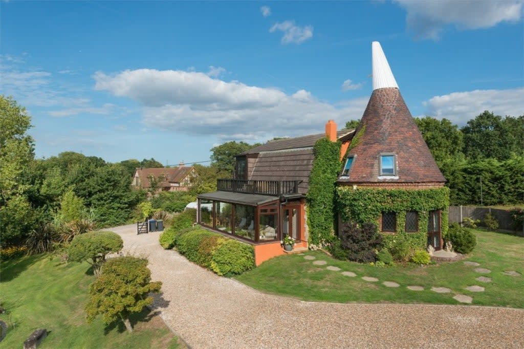 Minstrels Oast is an oast house “facsimile” built in the 1980s (Woodward & Bishopp)