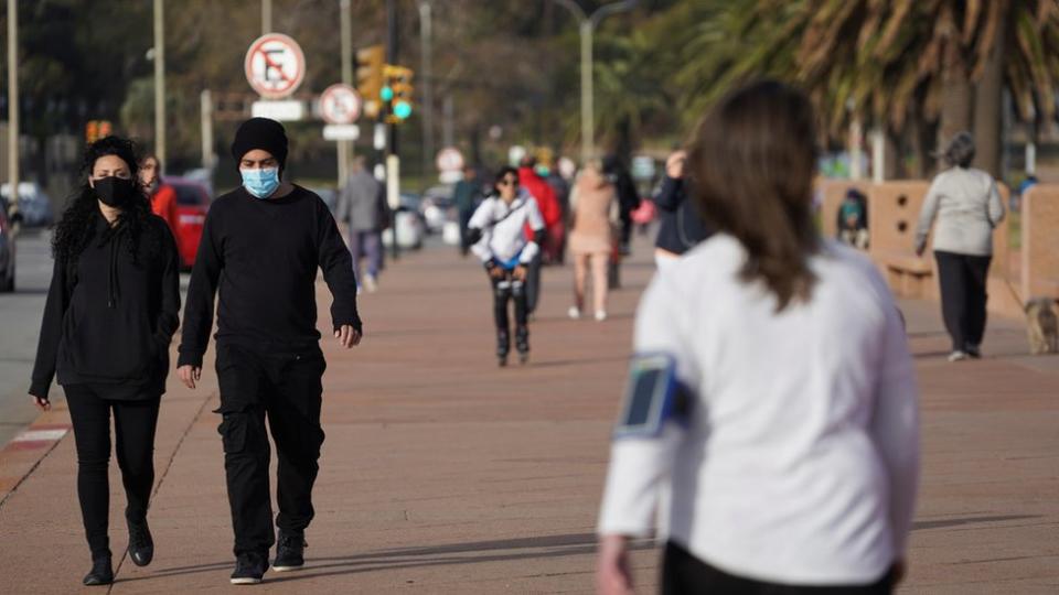 Gente caminando en la Rambla de Montevideo.