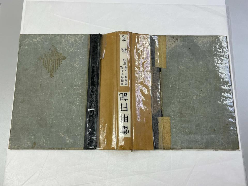 《呂赫若日記》修護前書背資訊與封面上下錯置。翻攝台灣文學館臉書