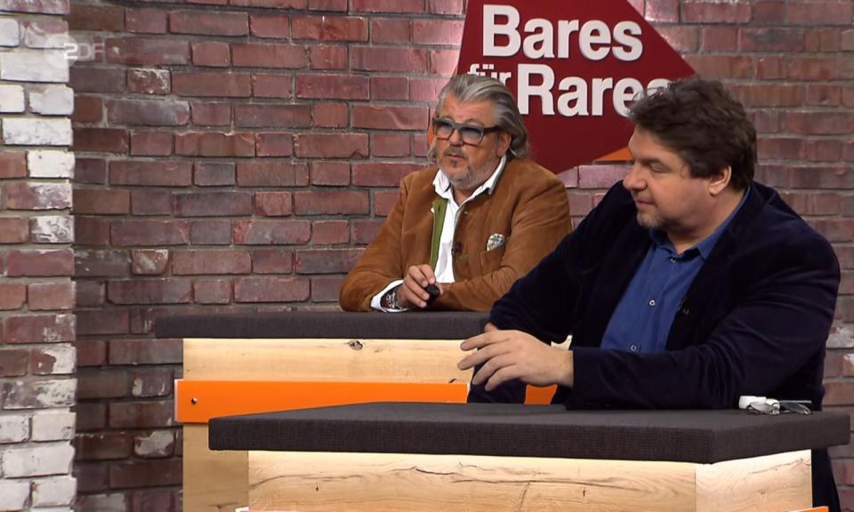 Das Argument ergab offenbar Sinn für Daniel Meyer (rechts): "Ich fange an, 100 Euro." Was er nicht ahnen konnte: Schon damit hatte er den ursprünglichen Kaufpreis verzehnfacht! (Bild: ZDF)