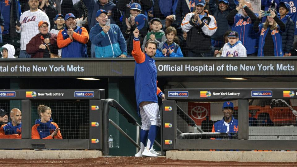 5 de octubre de 2022;  Ciudad de Nueva York, Nueva York, EE. UU.;  El segunda base de los Mets de Nueva York, Jeff McNeil (1), reconoce a los fanáticos después de ser anunciado como el campeón de bateo de la liga nacional después de la tercera entrada contra los Nacionales de Washington en el Citi Field.  Crédito obligatorio: Vincent Carchietta-USA TODAY Sports