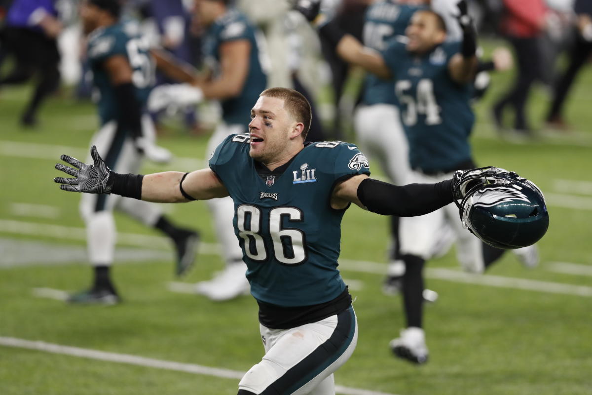 Fox News apologizes for using Eagles players praying photo