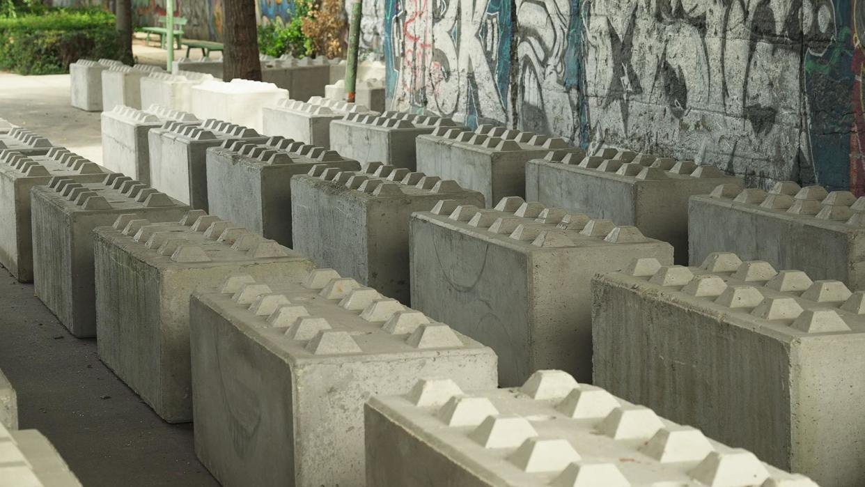 Bloques de concreto con puntas bajos un puente de París