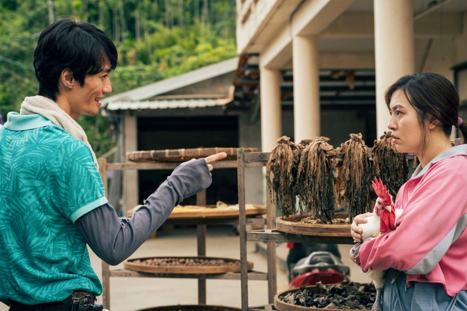 李英宏在《莎莉》中與劉品言一同養雞飆台語。（圖／伯樂影業股份有限公司提供）